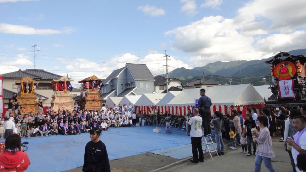 北の町３屋台の前で記念撮影